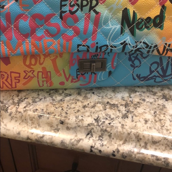 Very beautiful graffiti bag willing to negotiate - Picture 2 of 8